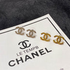シャネルのミニマリストな小さなイヤリング