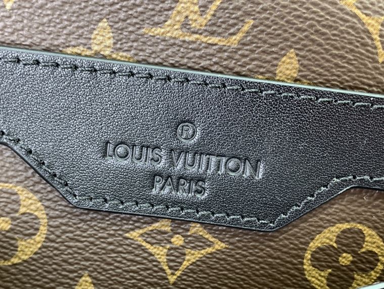 ルイ・ヴィトン トリオ メッセンジャーバッグ – LVB055