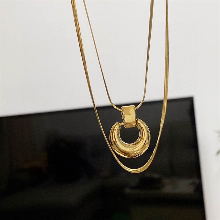 シャネルのダブルCレターダブルレイヤーネックレス
