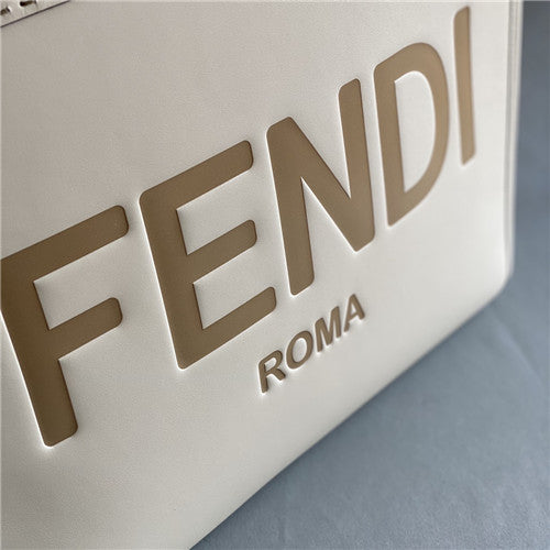 フェンディのレザーショッピングバッグ