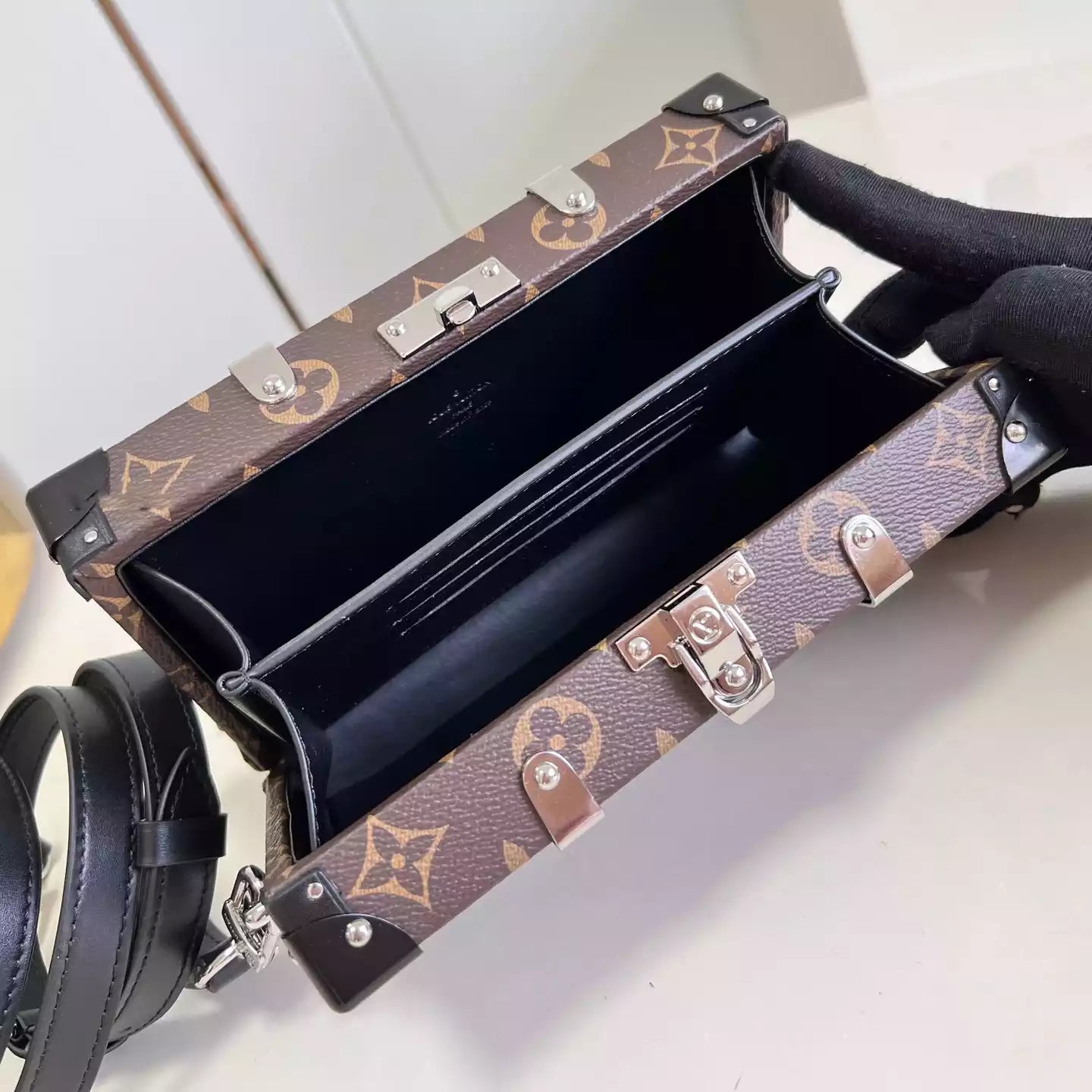 ネオウォレットトランク モノグラムマカッサルキャンバス M20953 – LW263