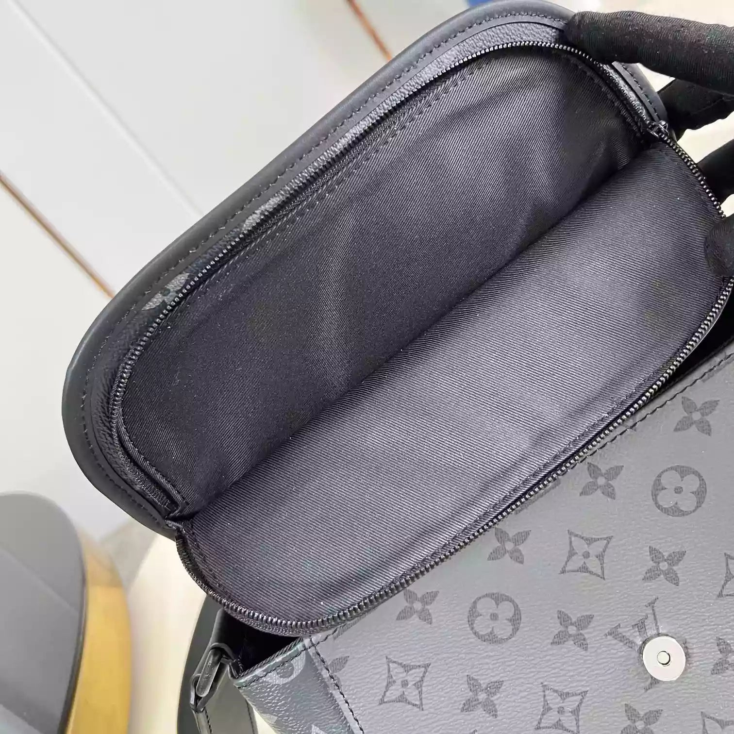 パルス メッセンジャーバッグ モノグラム エクリプス キャンバス M12681 – LW426