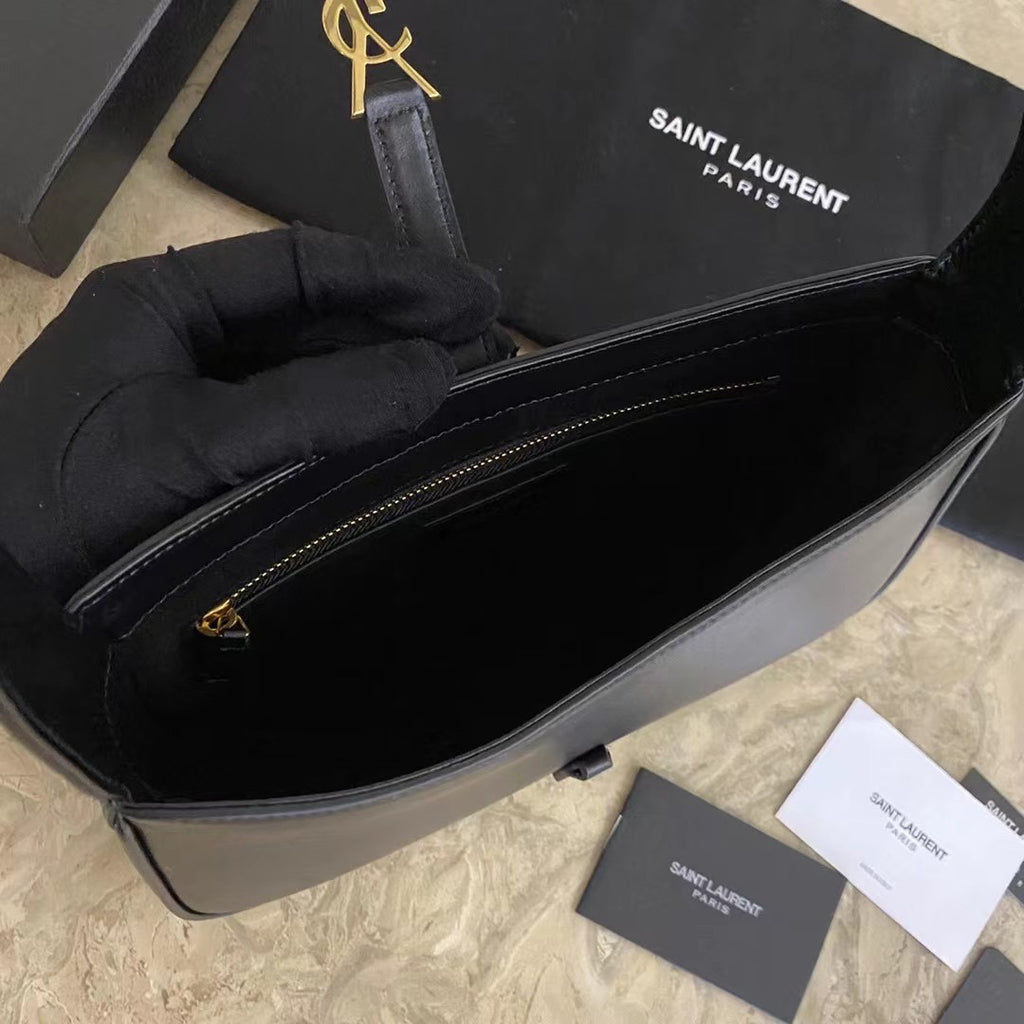 LE 5 7 マットパイソン製ホーボーバッグ