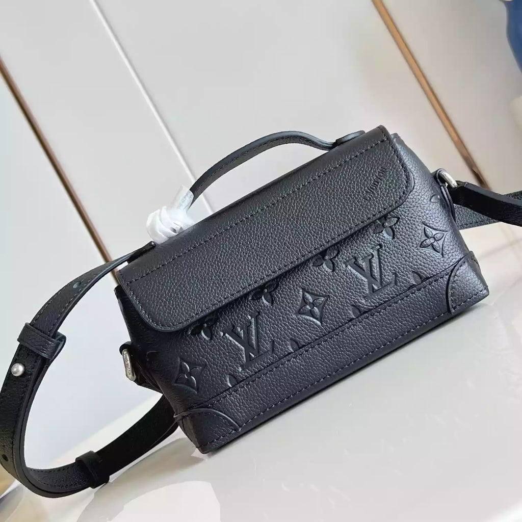 スティーマー イースト ウエスト ウェアラブルウォレット ブラック モノグラム トリヨン – LW318