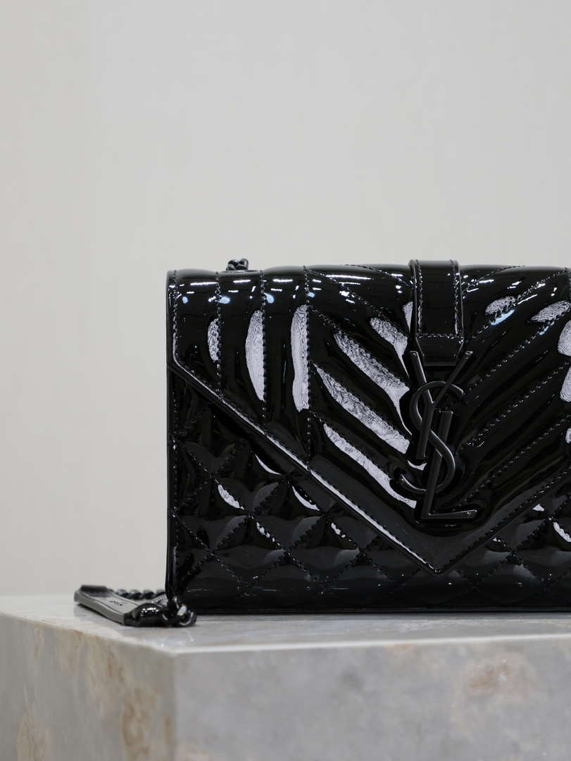 YSL 600195 エンベロープ スモール キルティング ブラック パテントレザー ブラックバックル
