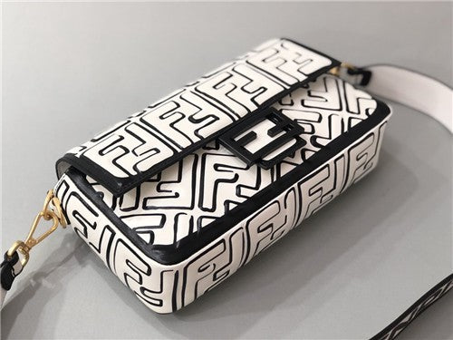 フェンディの象徴的なバゲットのレプリカバッグ