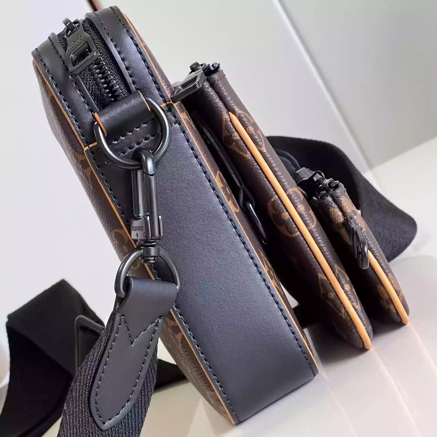 トリオ メッセンジャーバッグ モノグラム マカッサル M46694 – LW453