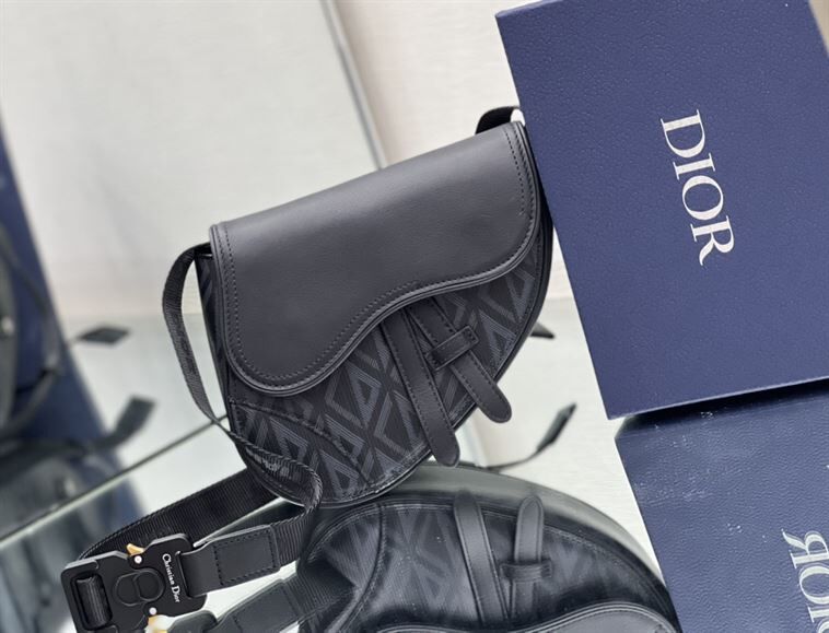 ディオール ミニ サドルバッグ ブラック CD ダイヤモンド キャンバス＆スムースカーフスキン – DIO007
