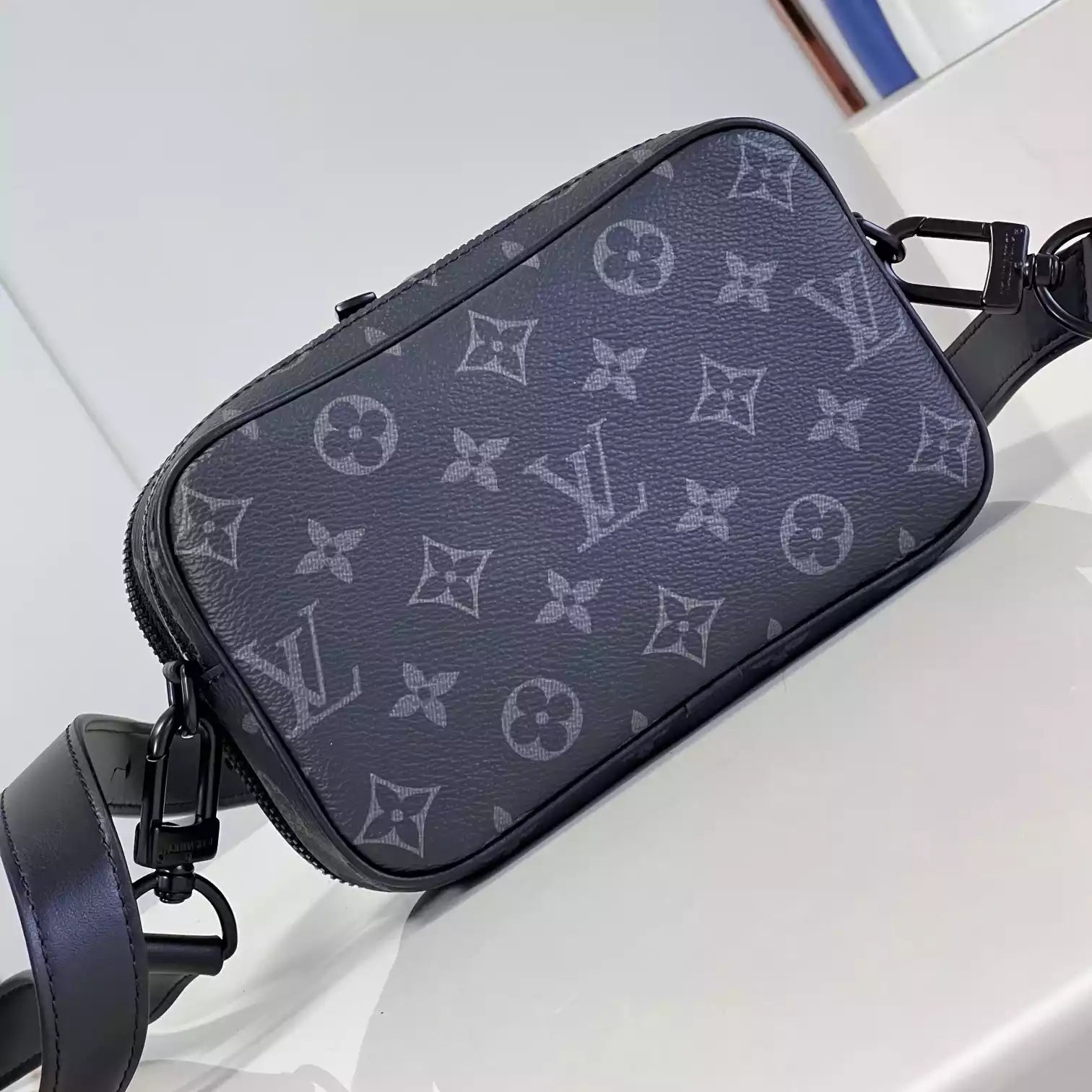 ネオアルファ ウェアラブルウォレット モノグラム エクリプス キャンバス M82542 – LW237