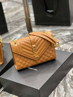 YSL 600185 エンベロープ ミディアム キルティング グレイン・ド・プードル エンボスレザー ブラウン