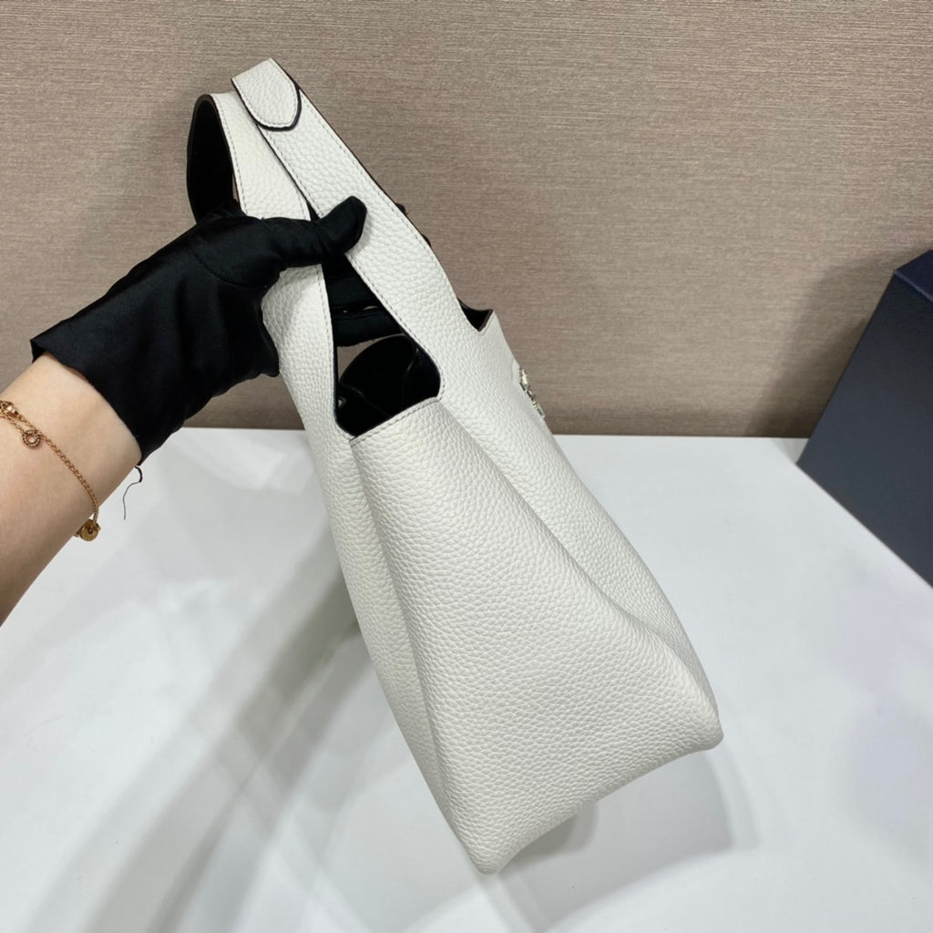 PRADA 輸入品 柔らかく繊細なカーフスキン 野菜かごトート 脇バッグ