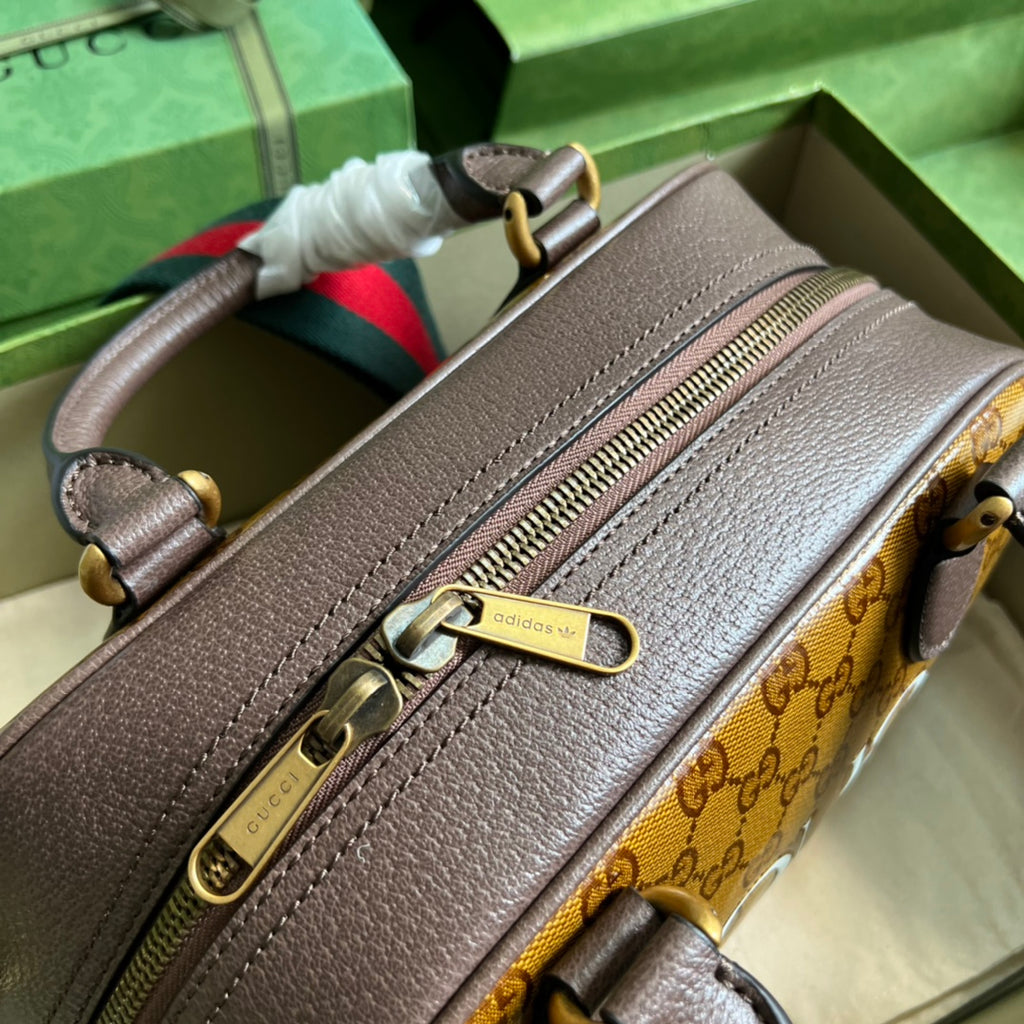 アディダス x グッチ ミニダッフルバッグ