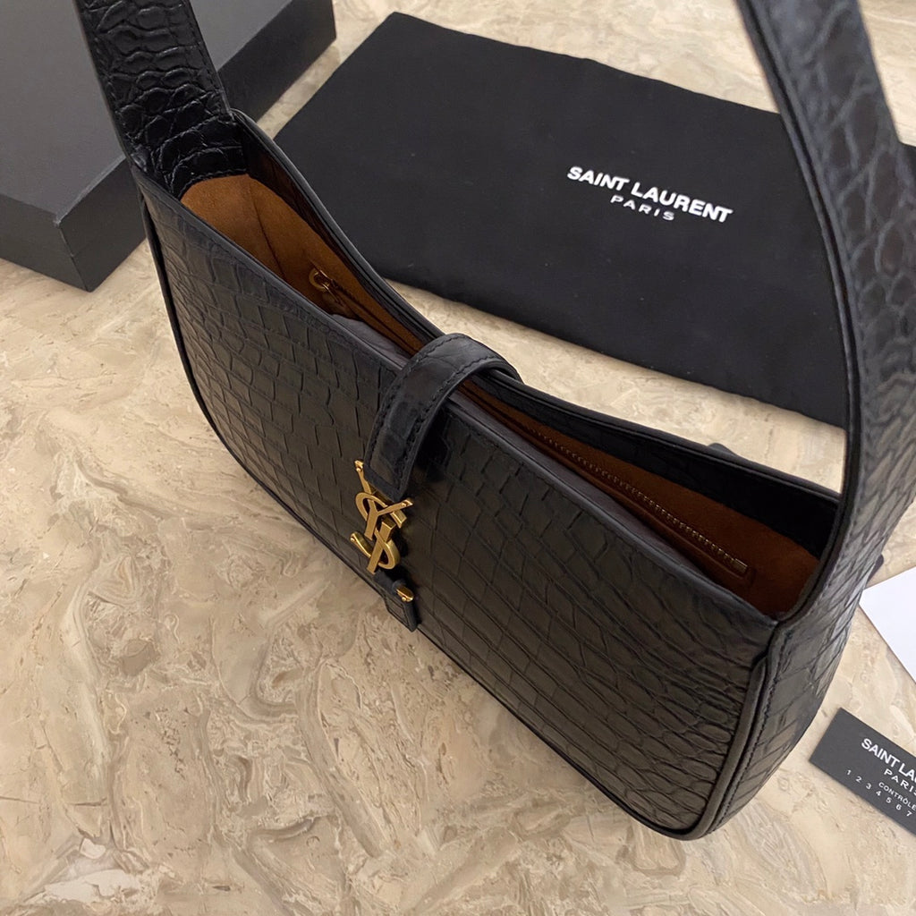 LE 5 7 クロコダイル型押しシャイニーレザー製ホーボーバッグ
