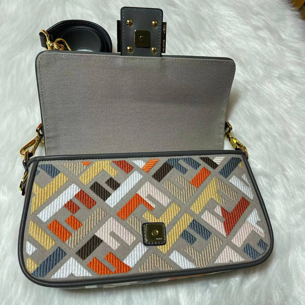 フェンディ キャンバス バゲットバッグ