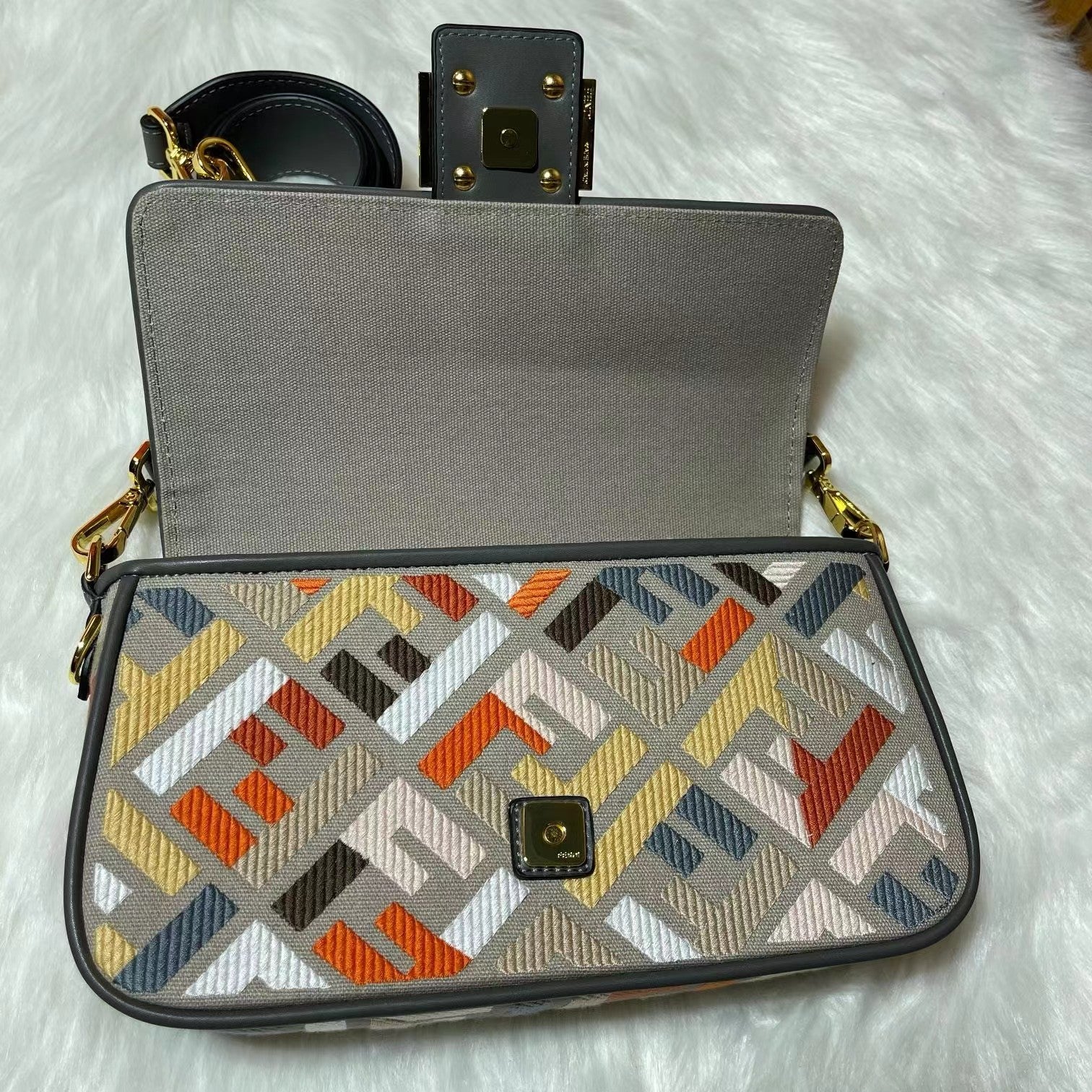 フェンディ キャンバス バゲットバッグ
