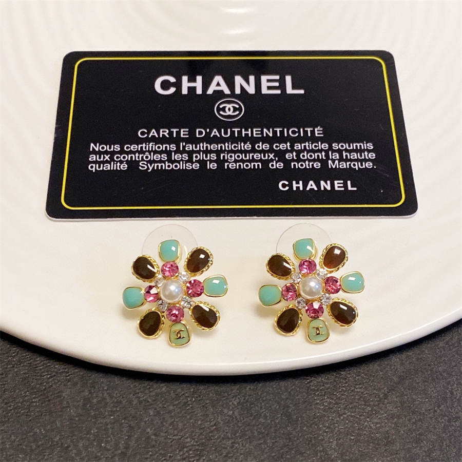 シャネルのカラフルなオイルドリップの花びらのイヤリング