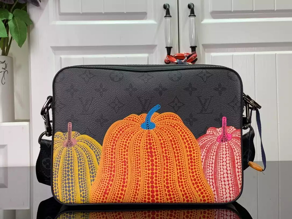 X YAYOI KUSAMA トリオ メッセンジャー モノグラム パンプキンプリント M46435 – LW269