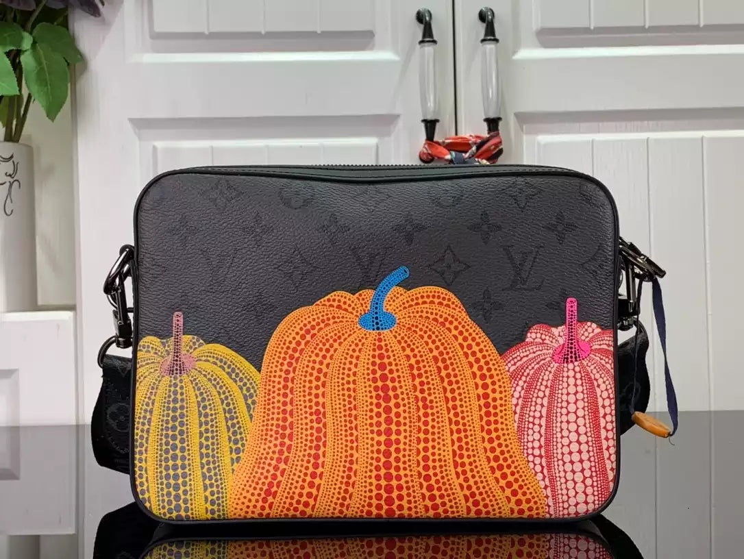 X YAYOI KUSAMA トリオ メッセンジャー モノグラム パンプキンプリント M46435 – LW269