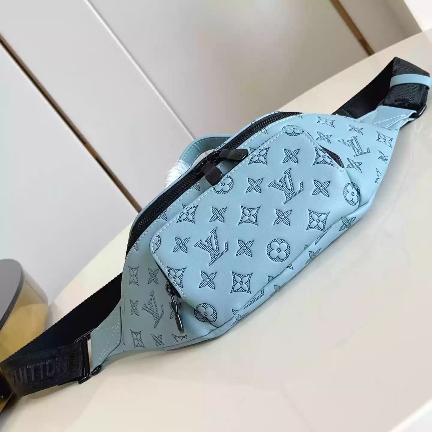 ラッシュ バンバッグ スカイブルー モノグラムシャドウ – LW305