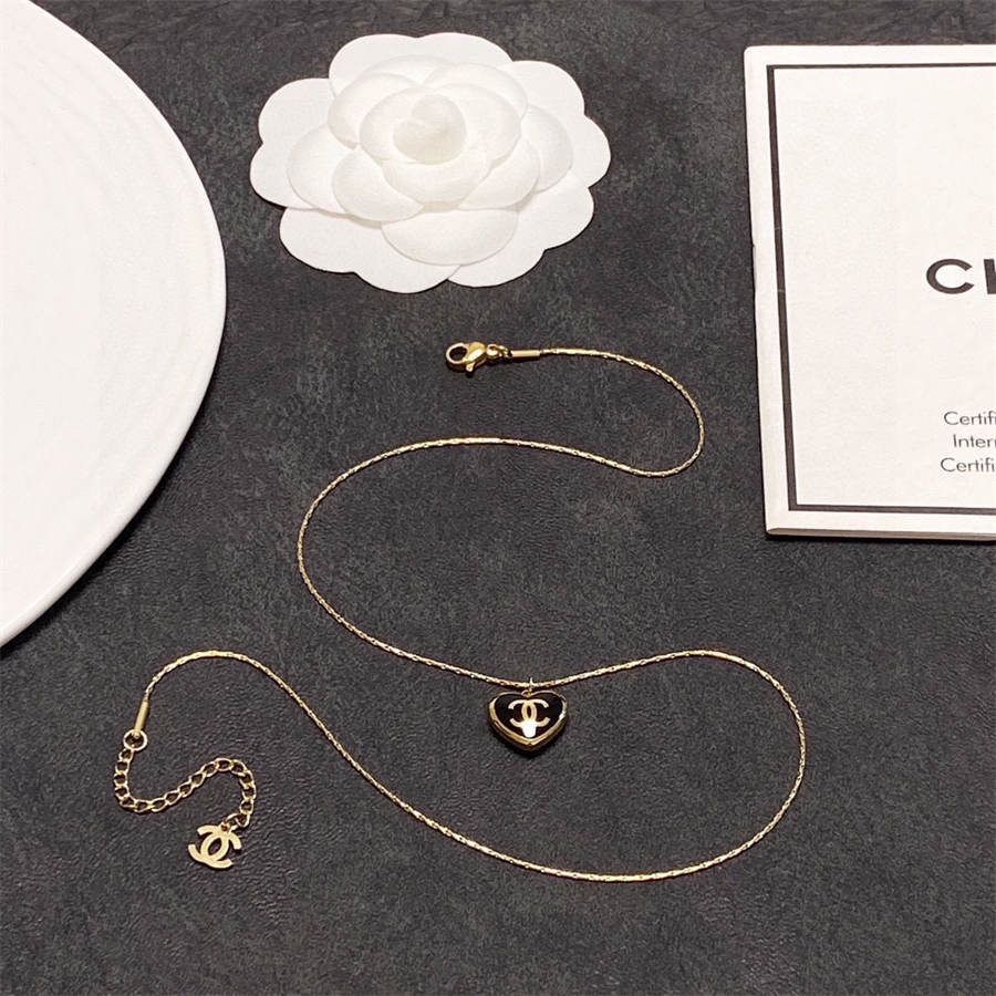 シャネルのピーチハートネックレス