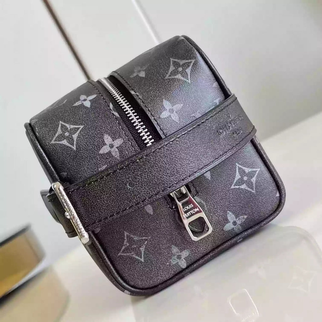 ロッカー ドップキット ブラック ブラッシュドモノグラム カウハイドレザー M11670 – LW399