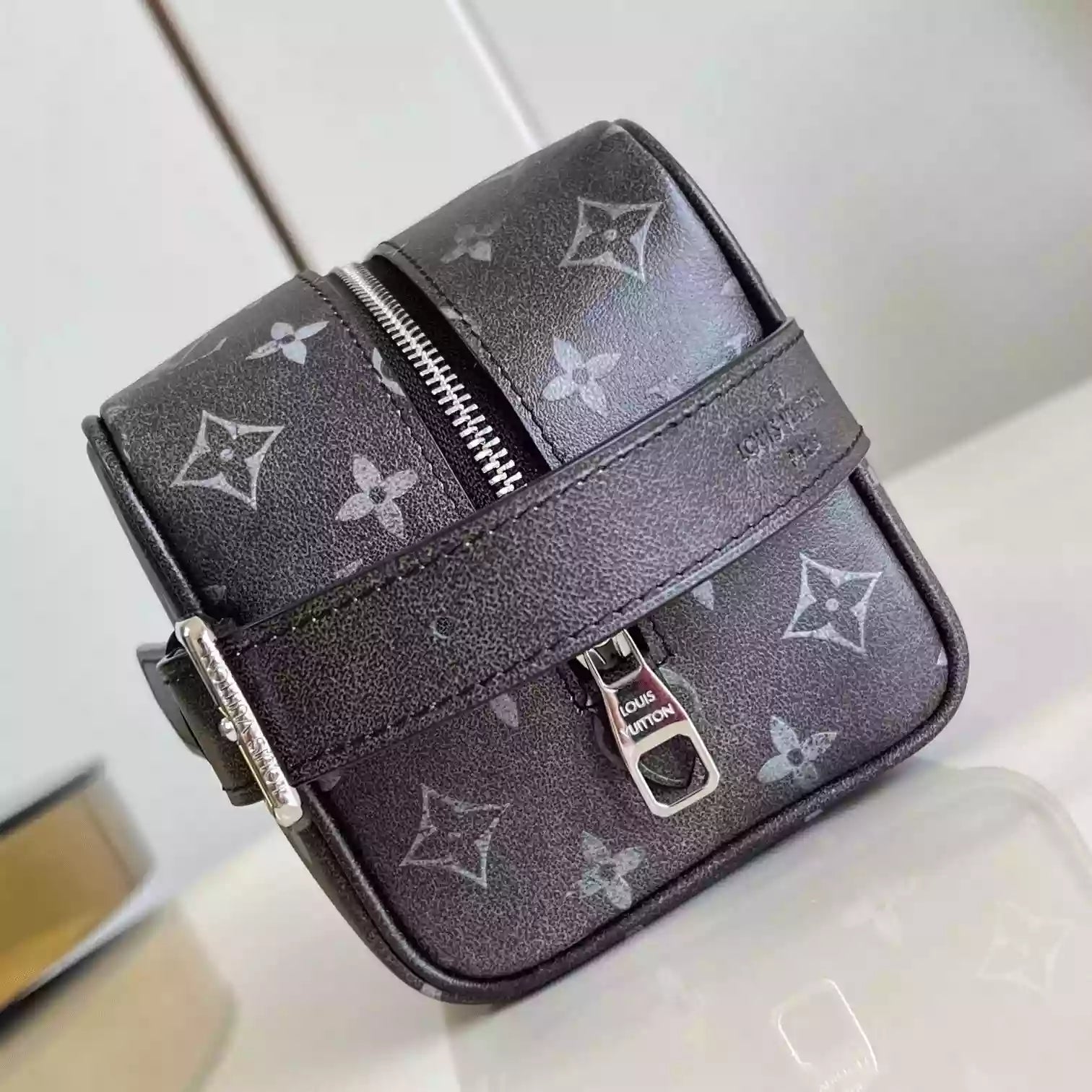ロッカー ドップキット ブラック ブラッシュドモノグラム カウハイドレザー M11670 – LW399