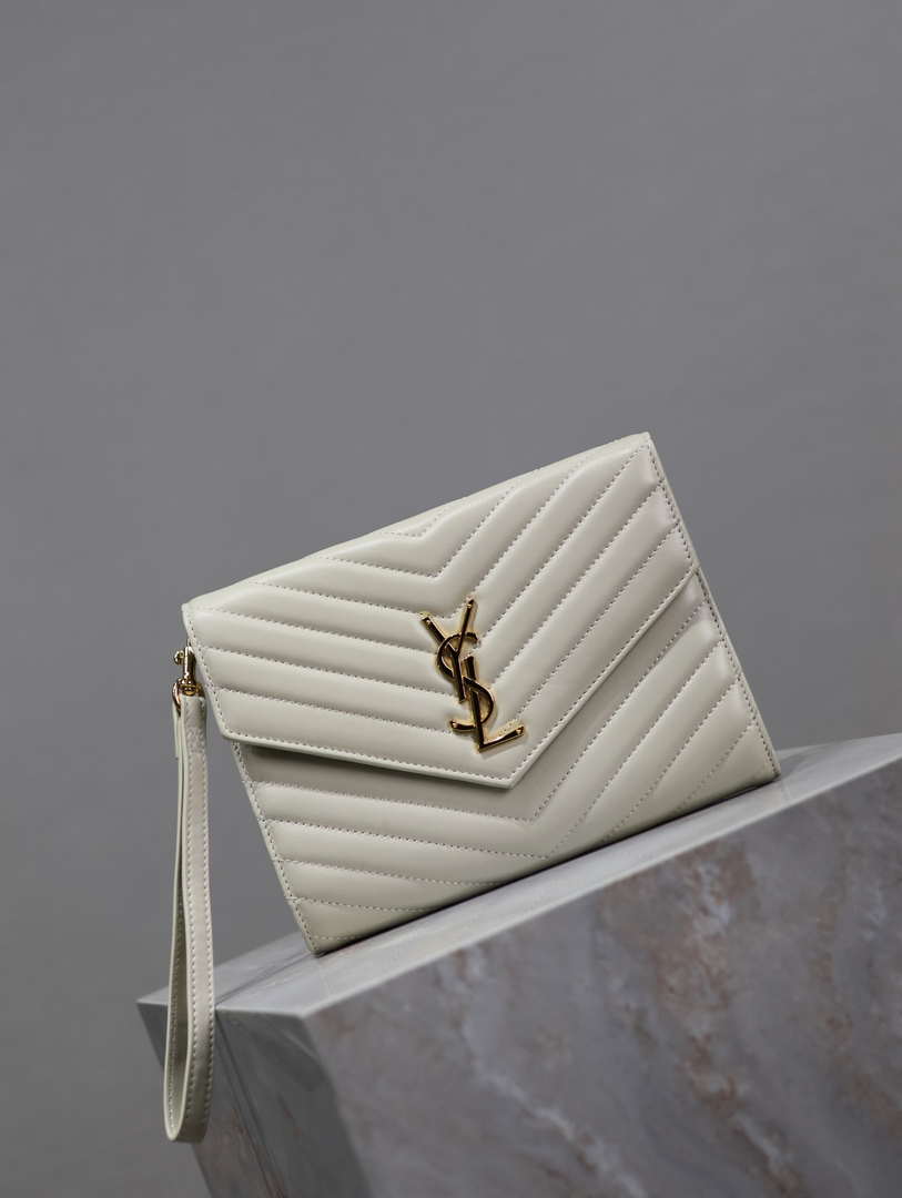 YSL カッサンドル マトラッセ ラムスキンレザー フラップポーチ 617662 V ホワイト