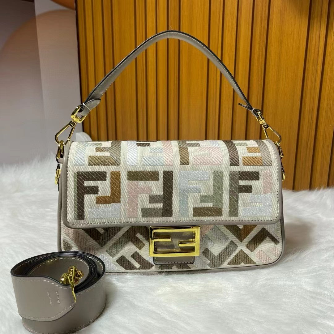 フェンディ キャンバス バゲットバッグ