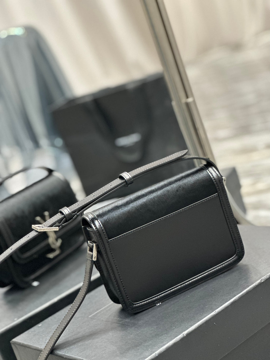 ソルフェリーノ ラッカー仕上げパテントレザー製スモールサッチェル