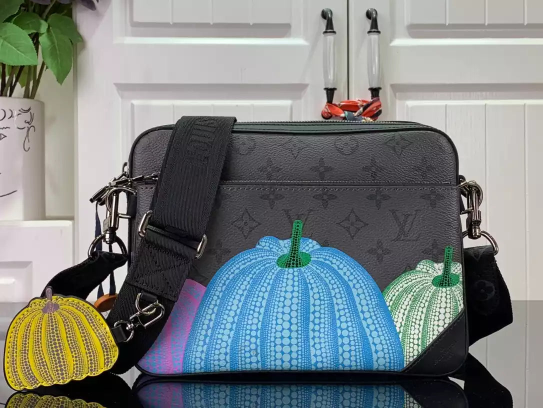 X YAYOI KUSAMA トリオ メッセンジャー モノグラム パンプキンプリント M46435 – LW269