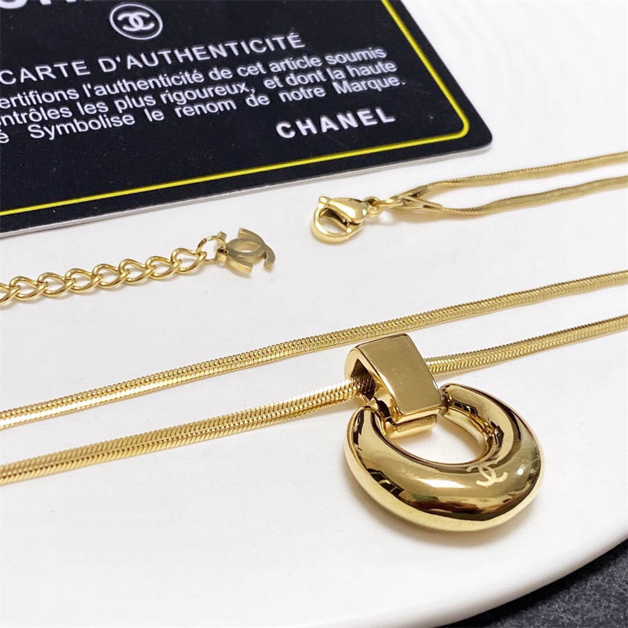 シャネルのダブルCレターダブルレイヤーネックレス