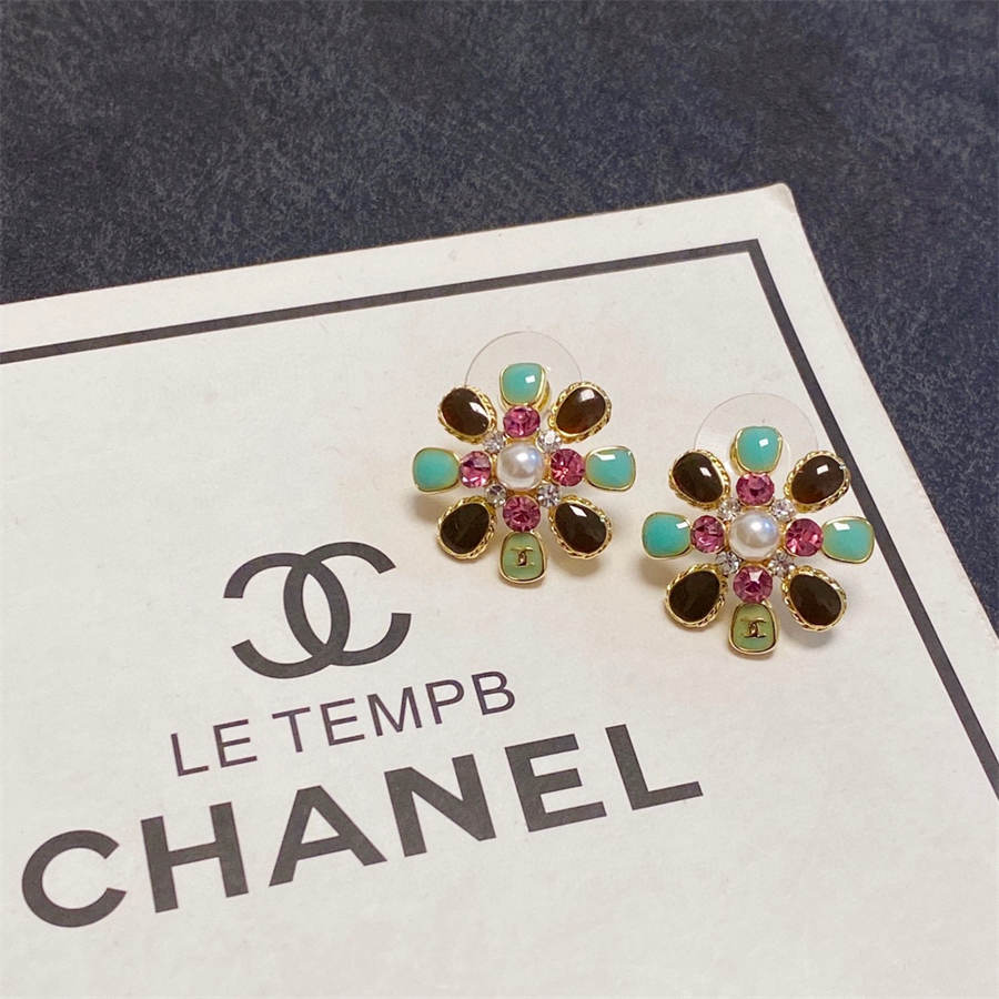 シャネルのカラフルなオイルドリップの花びらのイヤリング