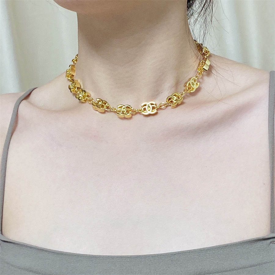 シャネルのブロンズ厚手ネックレス