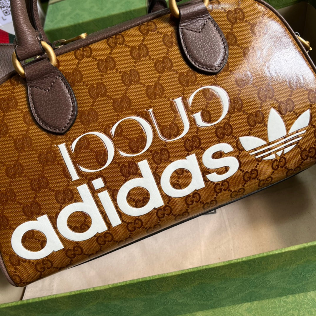アディダス x グッチ ミニダッフルバッグ