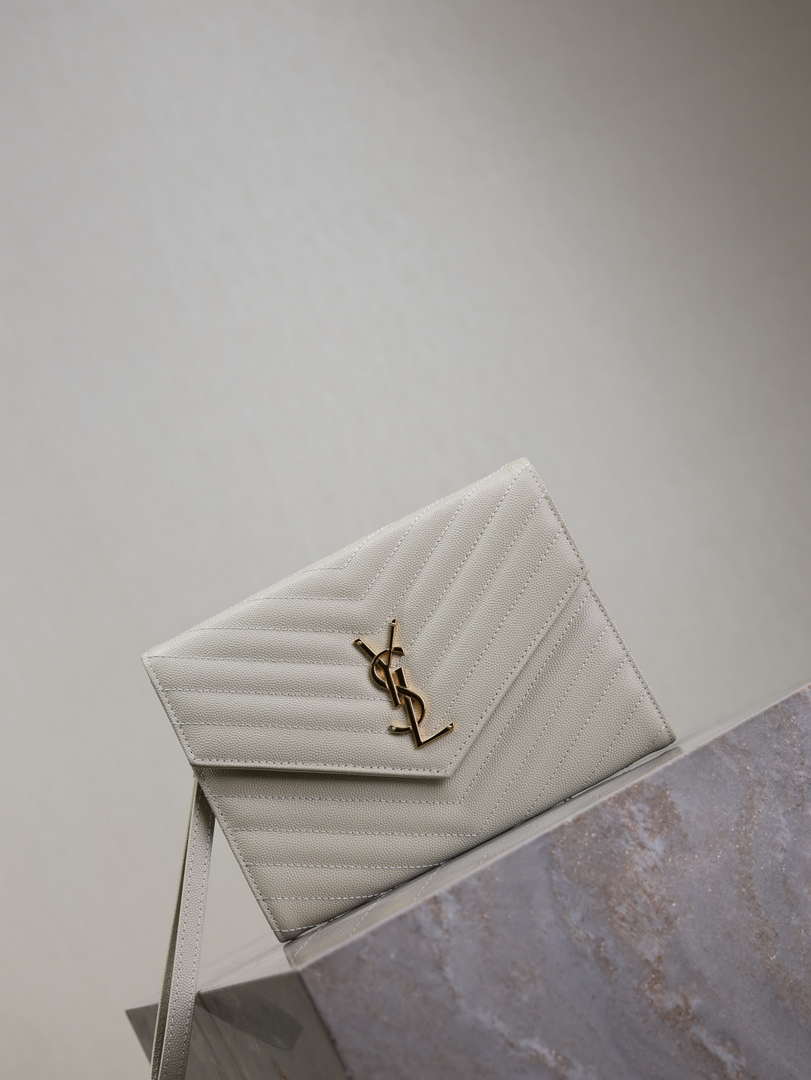 YSL カッサンドル マトラッセ フラップ ポーチ グレイン ドゥ プードル レザー 617662 V ホワイト
