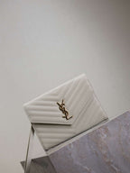YSL カッサンドル マトラッセ フラップ ポーチ グレイン ドゥ プードル レザー 617662 V ホワイト