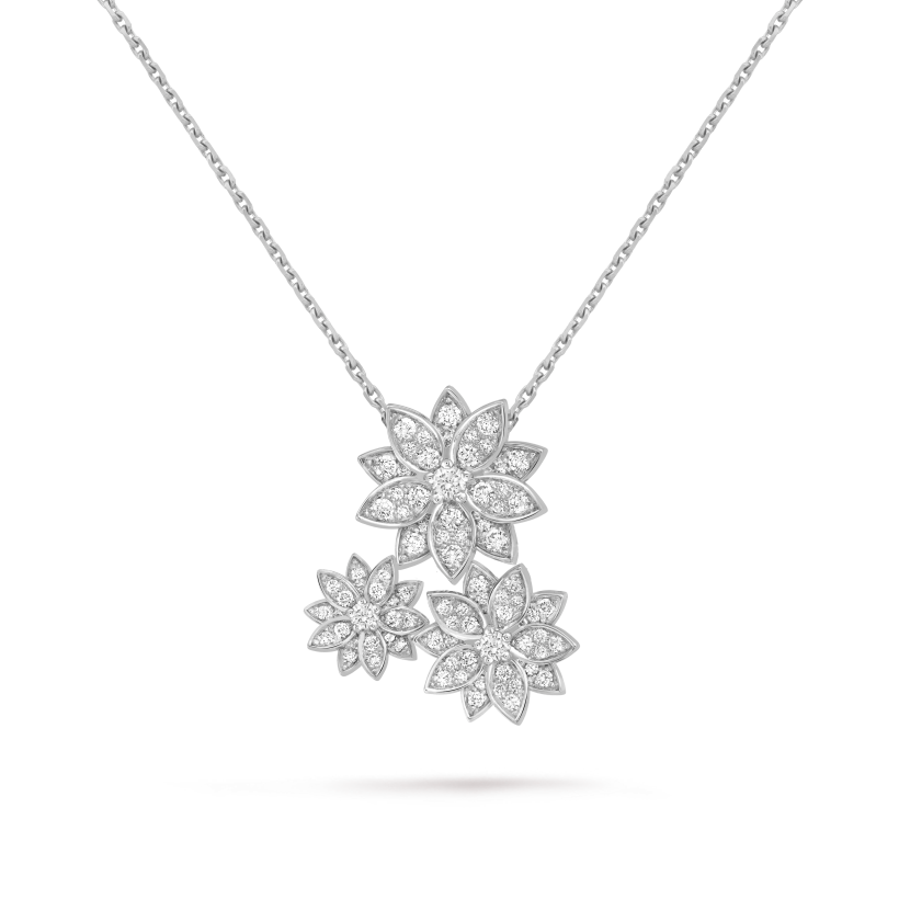 ヴァン クリーフ＆アーペルの新商品、3つの花をテーマにしたパターンがあしらわれたロータスペンダント