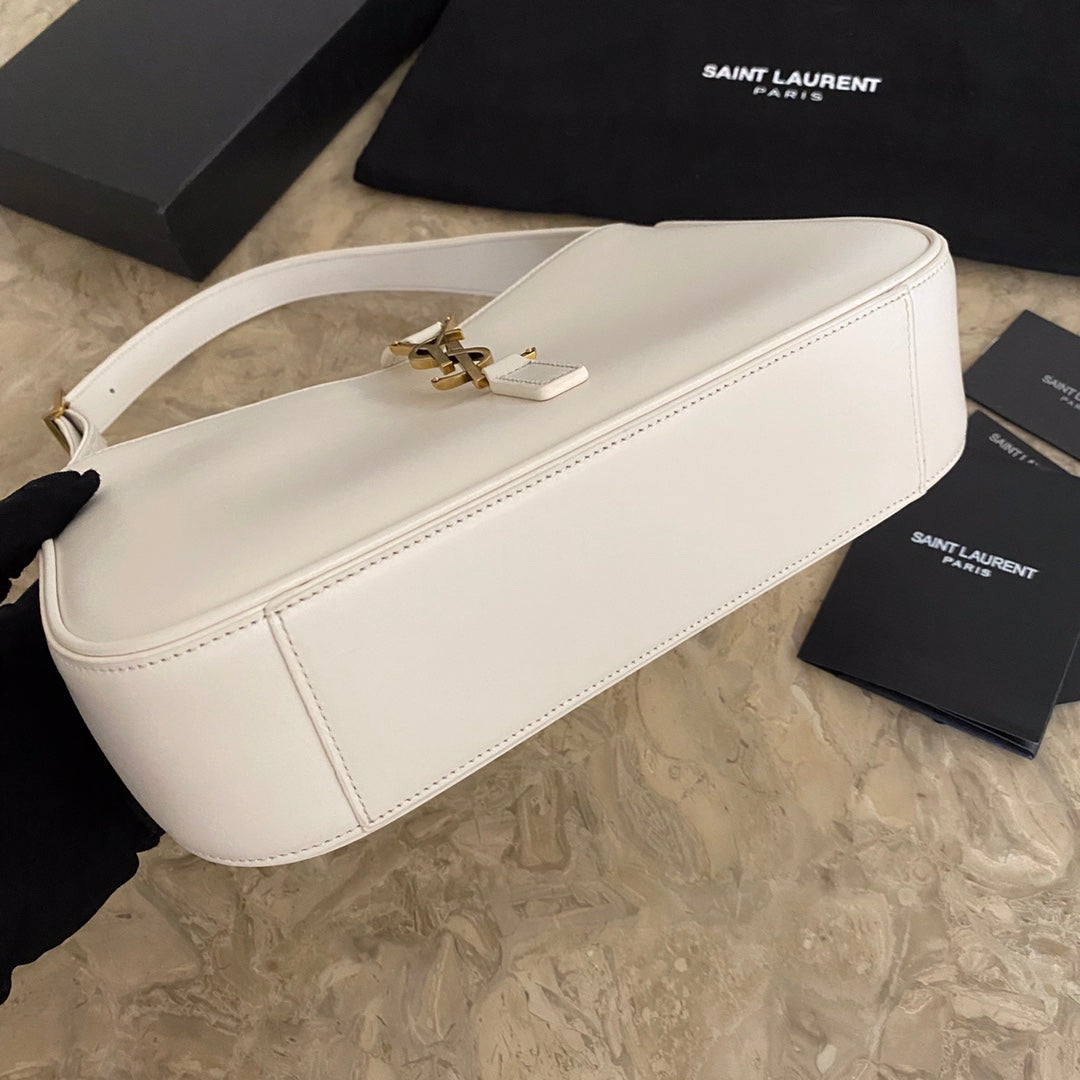 LE 5 7 クロコダイル型押しシャイニーレザー製ホーボーバッグ