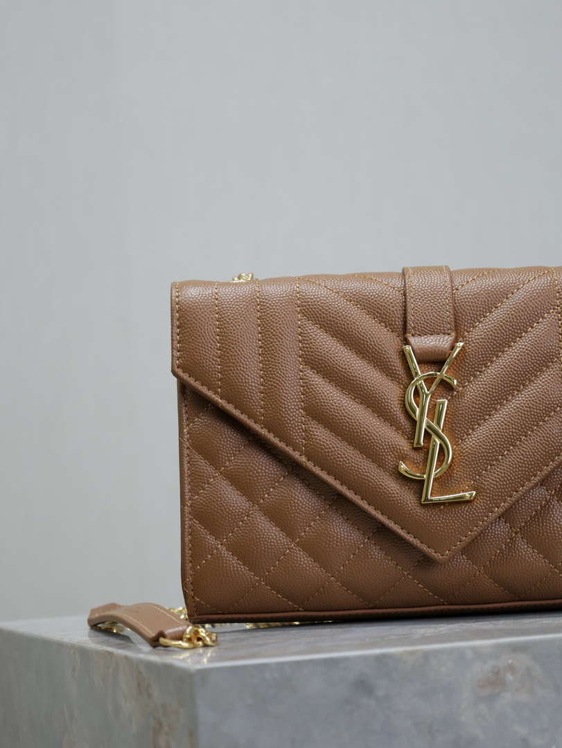 YSL 600195 エンベロープ スモール キルティング グレイン・ド・プードル エンボスレザー キャラメル