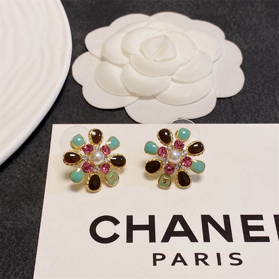 シャネルのカラフルなオイルドリップの花びらのイヤリング