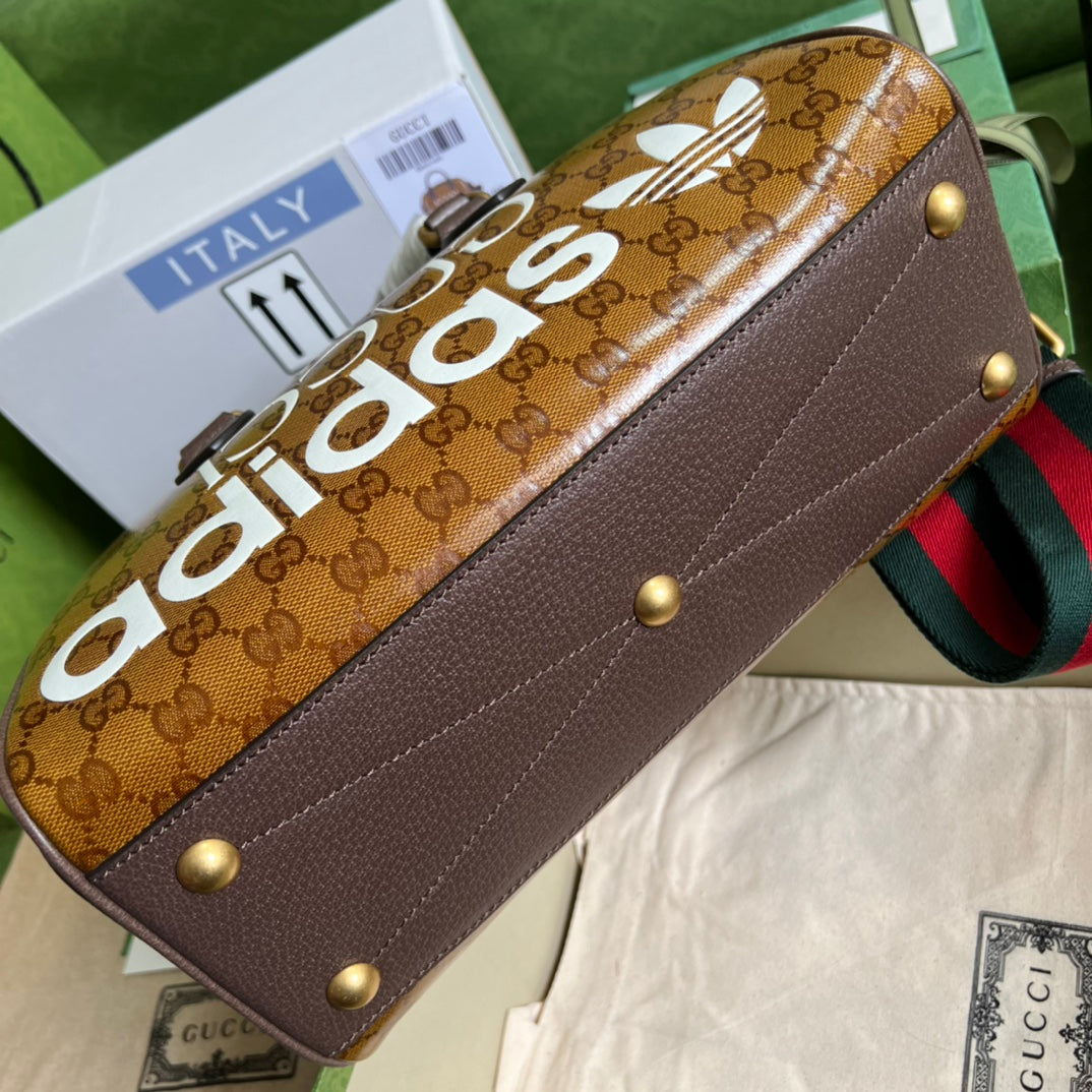 アディダス x グッチ ミニダッフルバッグ