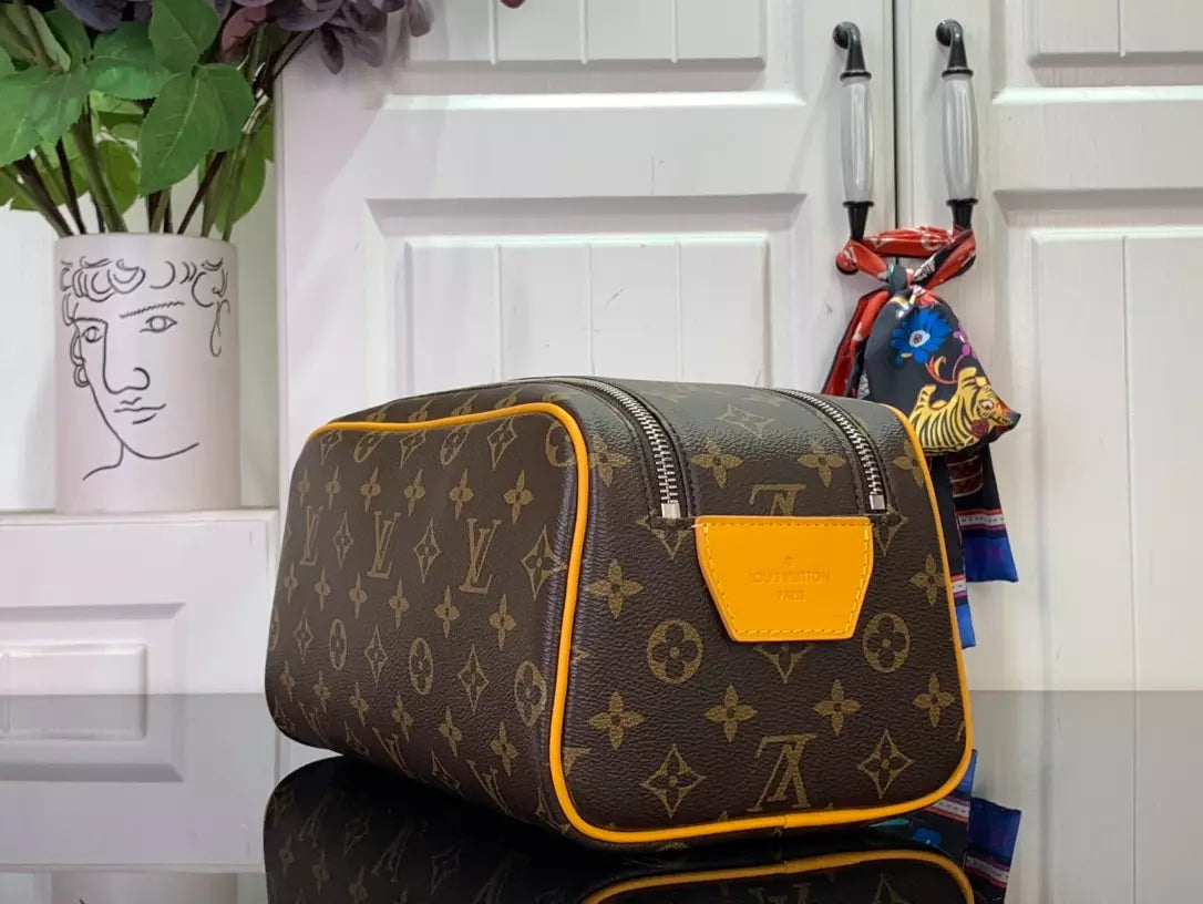 ルイ・ヴィトン ドップキット ボルネオイエロー モノグラム・マカサー キャンバス バッグ – LW145