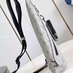 デュオ スリングバッグ サンド モノグラム シャドウ – LW299