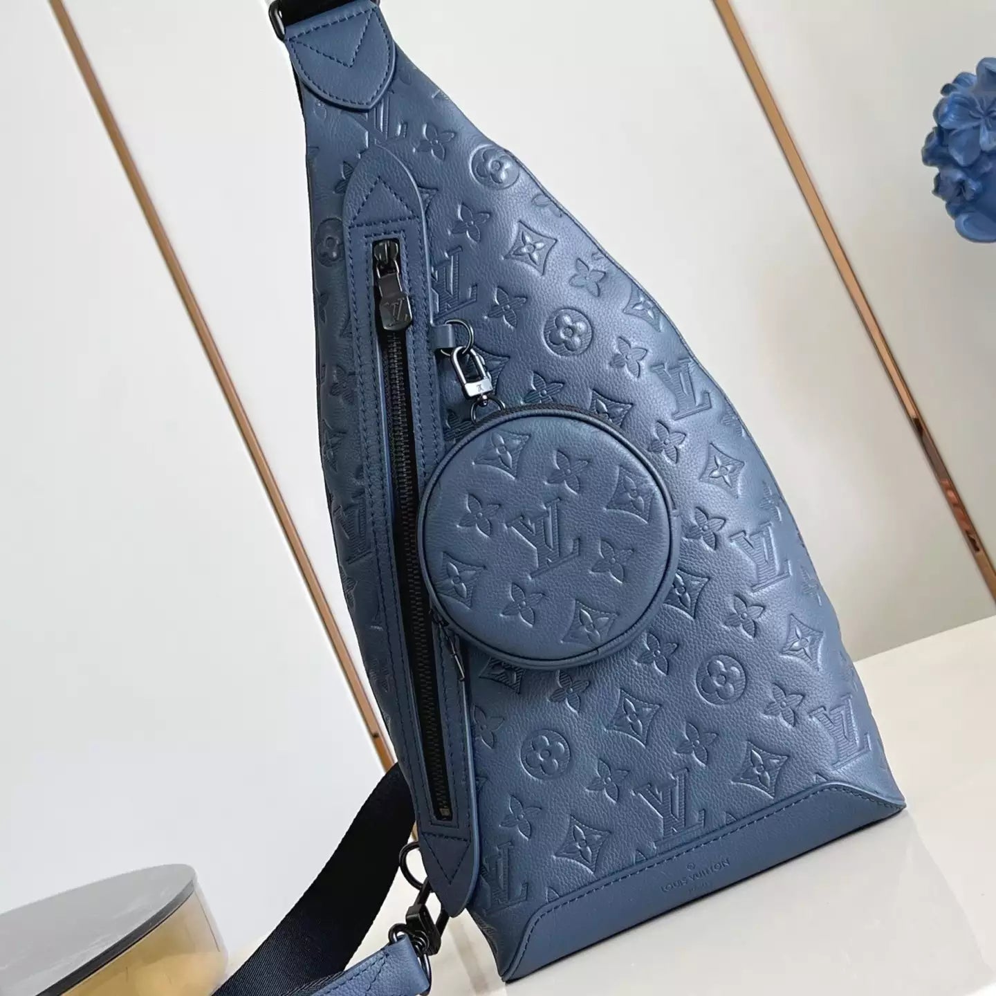 デュオ スリングバッグ ブルー モノグラム シャドウレザー M24467 – LW273