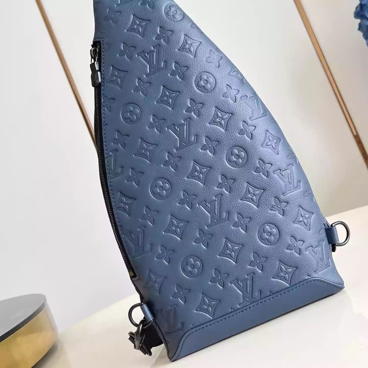 デュオ スリングバッグ ブルー モノグラム シャドウレザー M24467 – LW273