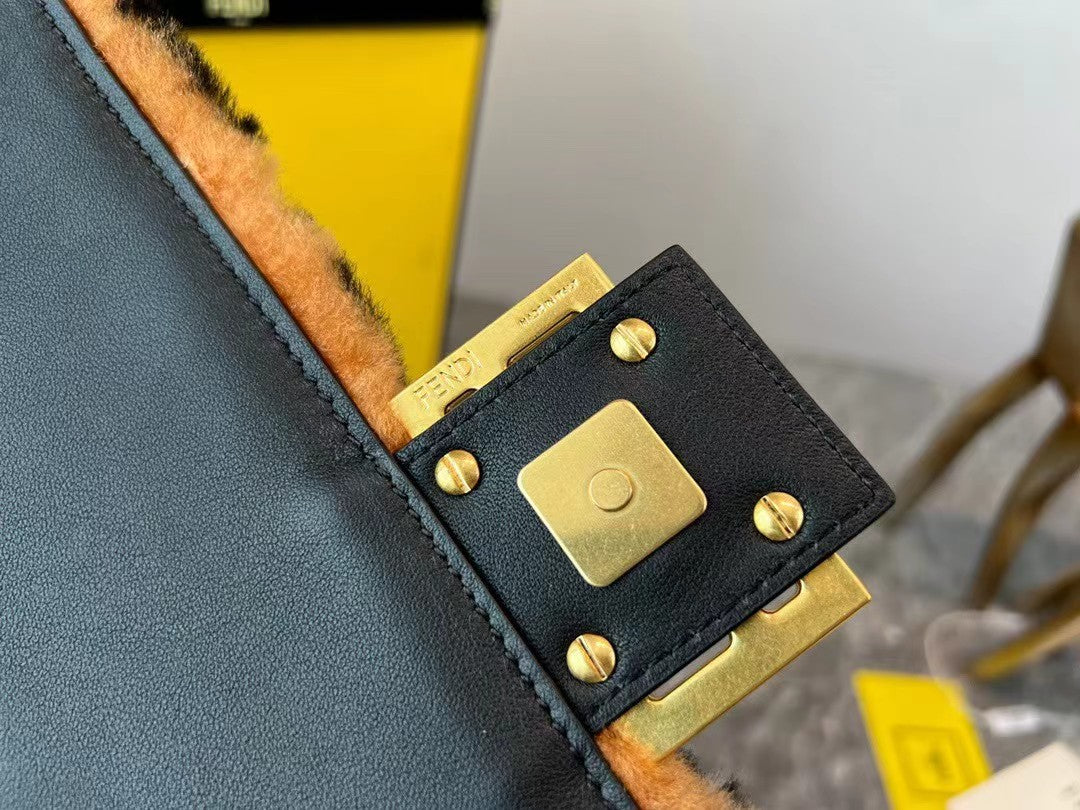 フェンディのウールバゲットバッグ
