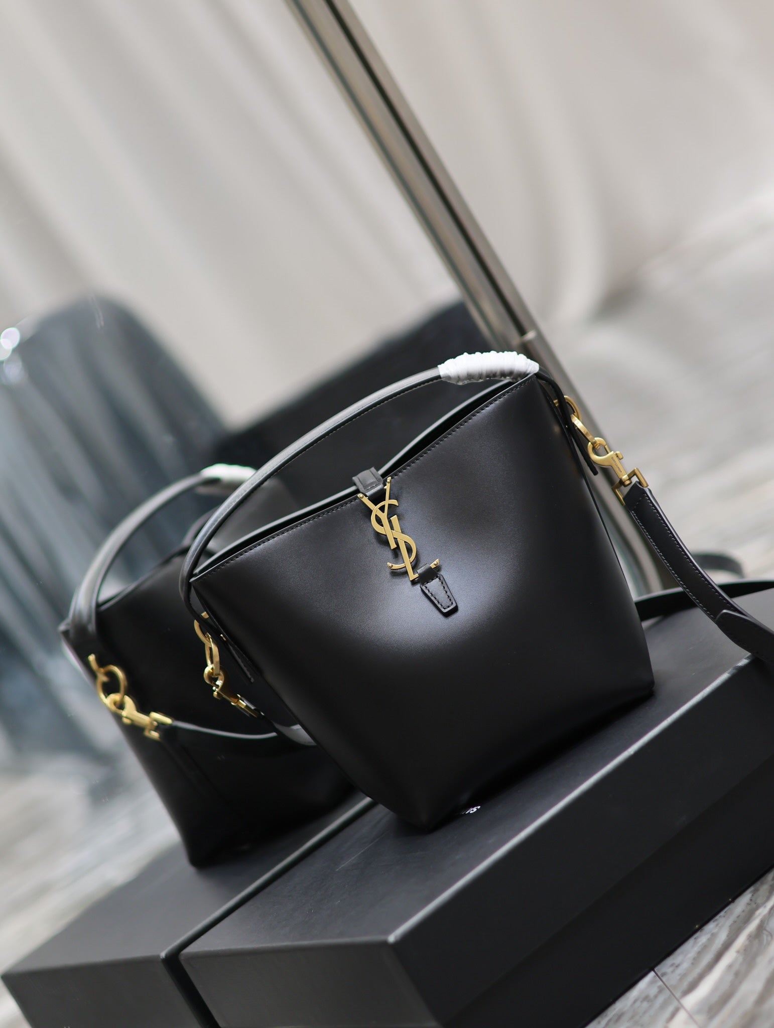YSL 749036 LE 37 スモールサイズ シャイニーレザー ブラック