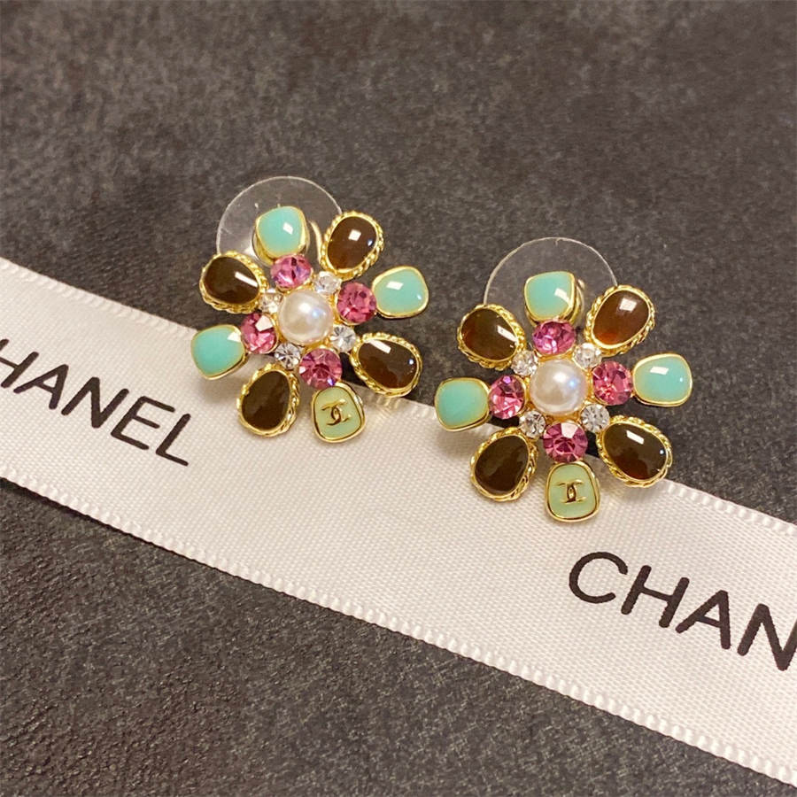 シャネルのカラフルなオイルドリップの花びらのイヤリング