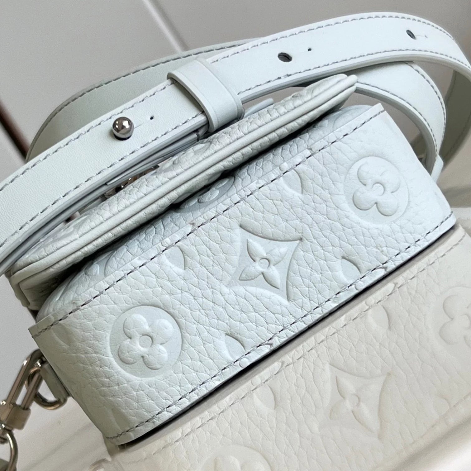Sロック 縦型ウェアラブルウォレット トリヨンモノグラム M82568 – LW260
