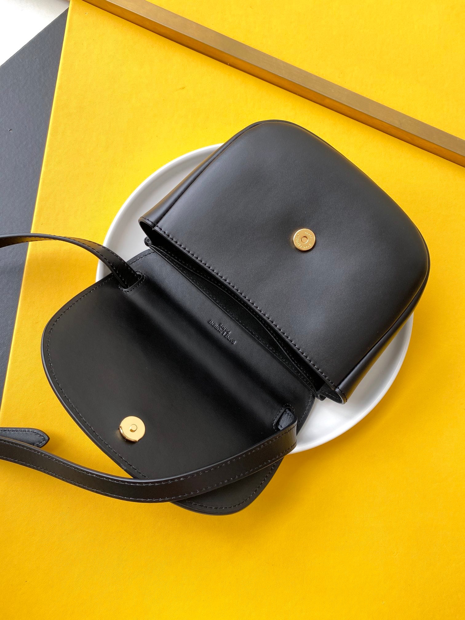KAIA スモールサッチェル（スムースヴィンテージレザー）